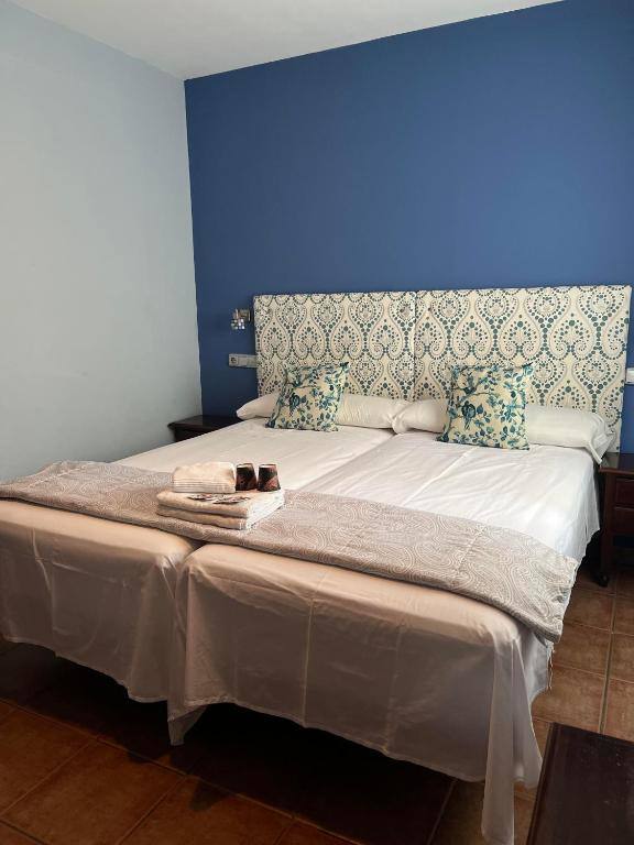 Room with air conditioning and fresh towels at Hostal Trevelez