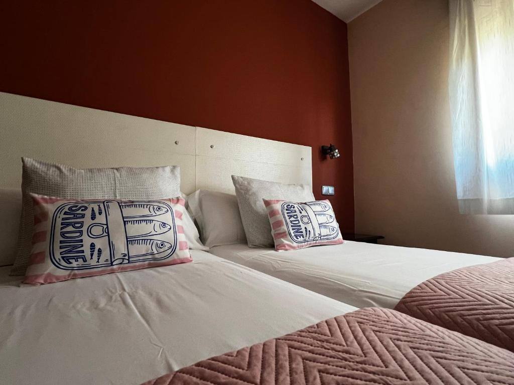 Twin room with white linens at Hostal Trevelez
